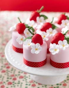 Mini-Pink-Cakes-with-Strawberries